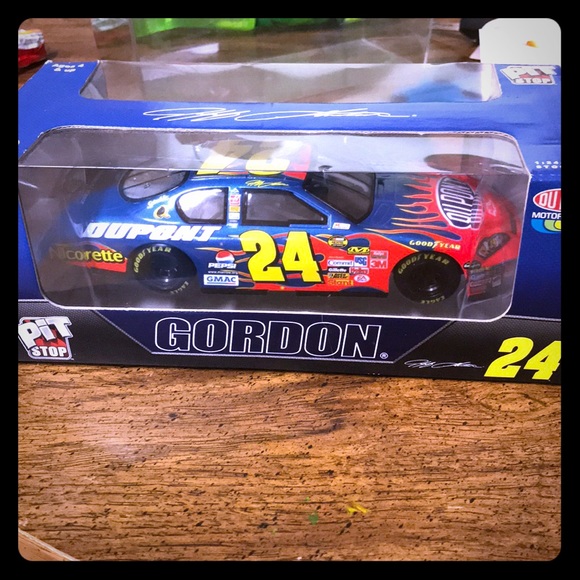 I am selling a Jeff Gordon car - Picture 1 of 1